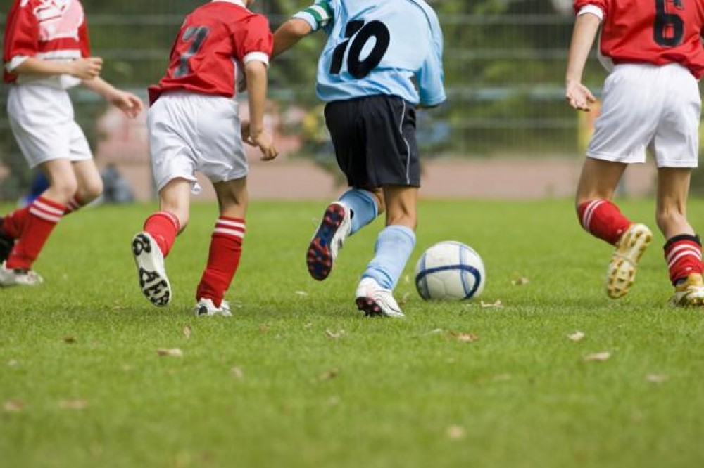 Un antrenor de fotbal a fost condamnat la 8 ani de închisoare după ce a întreţinut relaţii intime cu aproape 20 de elevi